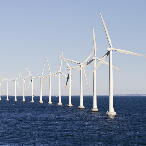 Photo d'éoliennes offshores